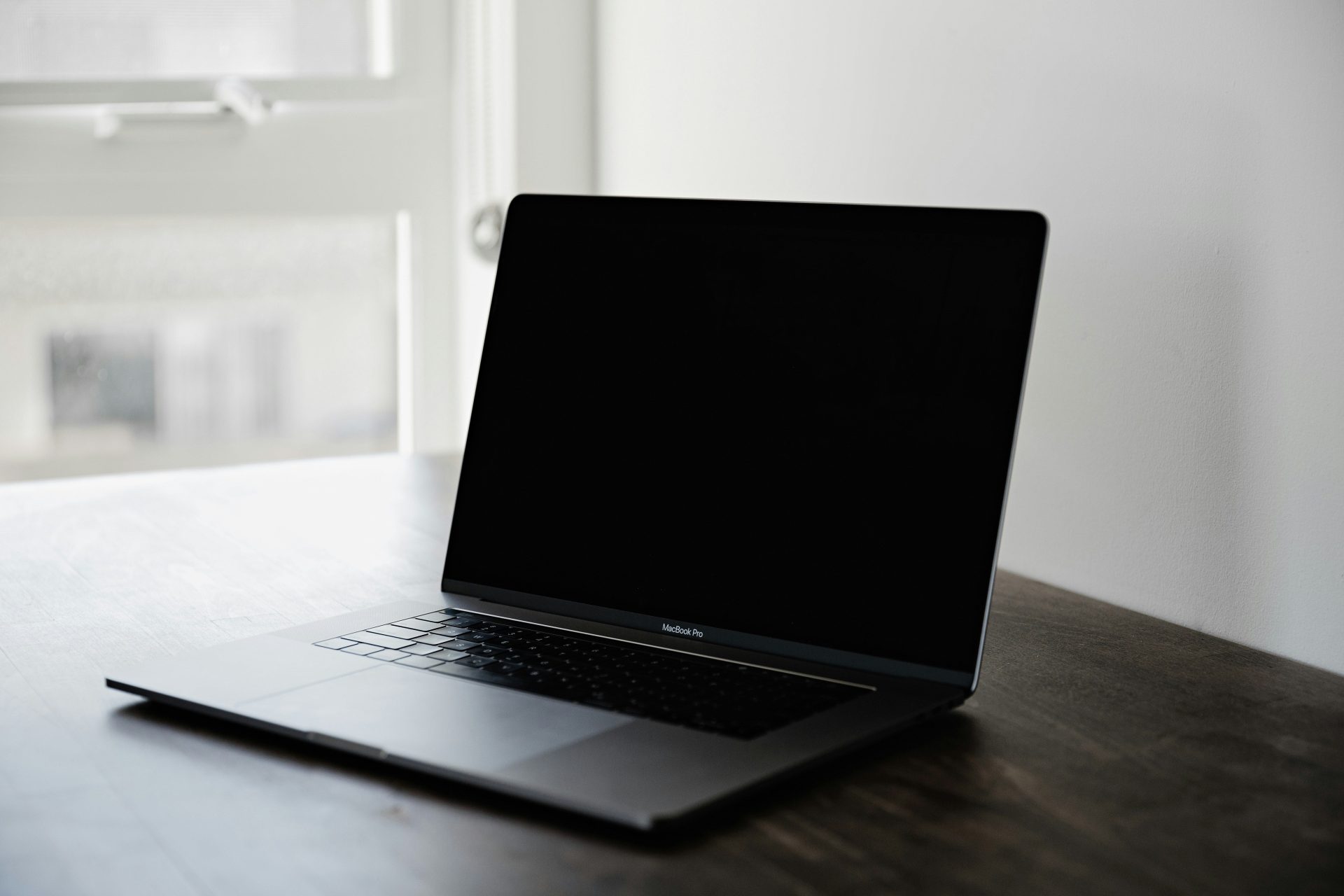 photo d'un MacBook Pro noir sur une table